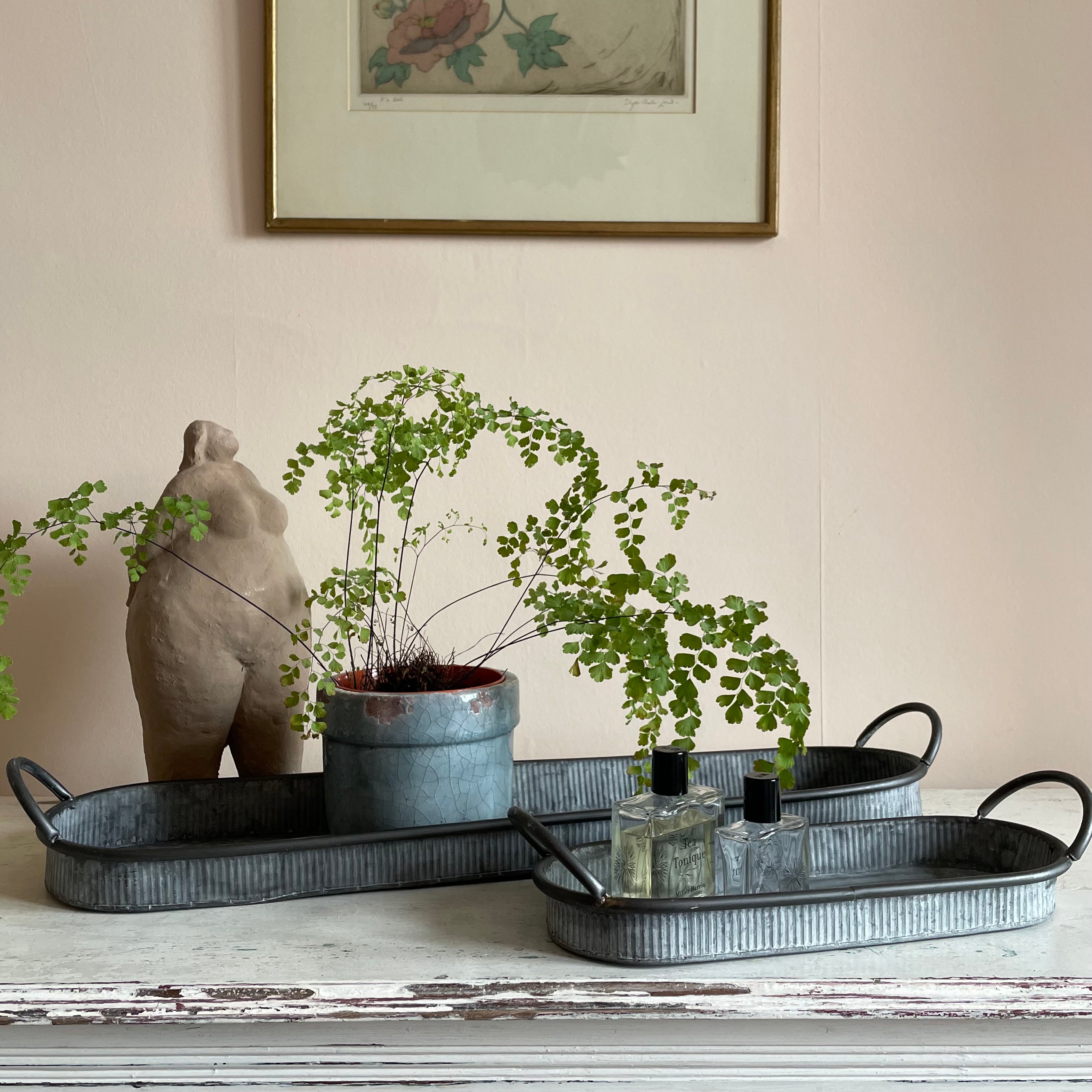 Long ceramic outlet tray